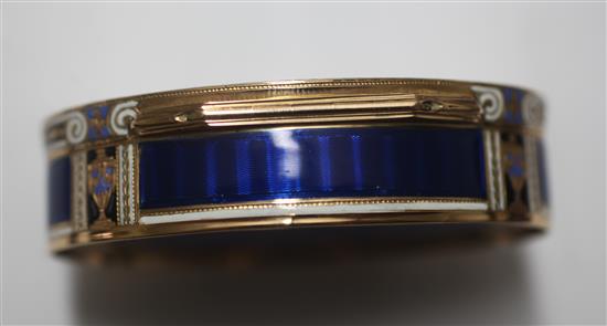 An early 19th century Swiss 18ct gold and enamelled oval snuff box, 72mm.